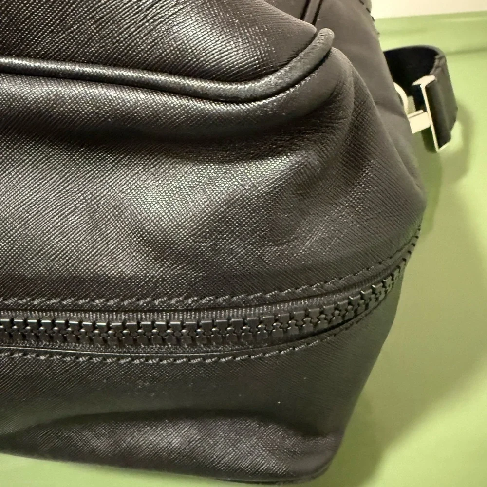 Harry’s of London Mens Double Zipped Black Leather Bag with Top Handles & Strap.